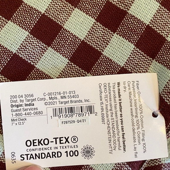 Room Essentials Burgundy & White Kitchen Towels. Total 6. Plus one oven mitt. - Picture 8 of 8